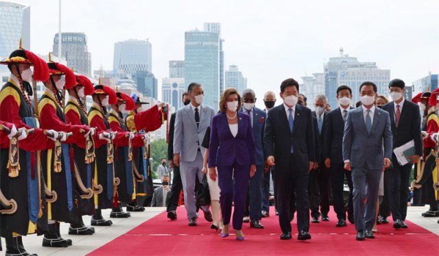 한국을 방문 중인 낸시 펠로시 미 하원의장이 4일 국회 본청 앞에서 김진표 국회의장과 의장대 사열을 받으며 들어 오고 있다. 사진공동취재단