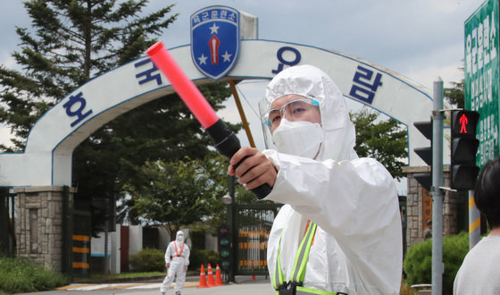 육군훈련소 입영심사대에서 군장병이 입영 대상자들을 안내하고 있다. 뉴스1