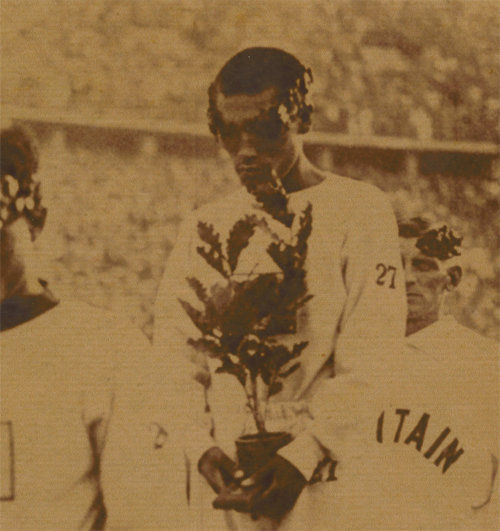 1936년 8월 9일 베를린 올림픽에서 금메달을 딴 선생은 시상대에서 월계관수 화분으로 일장기를 가린 채 고개를 숙였다. 휴머니스트 제공