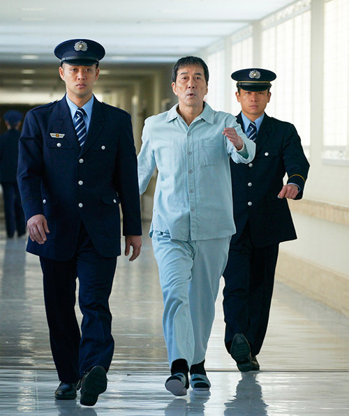 영화 ‘멋진 세계’에서 전직 야쿠자인 미카미(야쿠쇼 고지·가운데)가 수감 생활을 끝내는 날 교도소 복도를 걸어 나오고 있다. 엣나인필름 제공