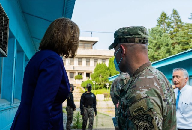 낸시 펠로시 미국 하원의장이 4일 방문한 판문점 공동경비구역(JSA)사진을 소셜네트워크에 공개했다. 낸시 펠로시 트위터