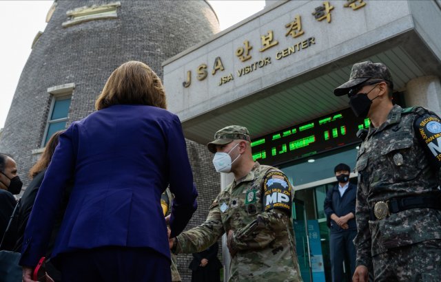 낸시 펠로시 미국 하원의장이 4일 방문한 판문점 공동경비구역(JSA)사진을 소셜네트워크에 공개했다. 낸시 펠로시 트위터