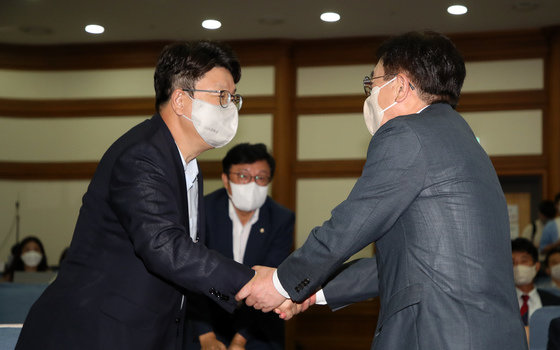 권성동 국민의힘 당대표 직무대행 겸 원내대표(왼쪽)와 서병수 전국위원회 의장이 5일 서울 여의도 국회 의원회관에서 열린 제4차 상임전국위원회에서 인사를 나누고 있다. 사진공동취재단