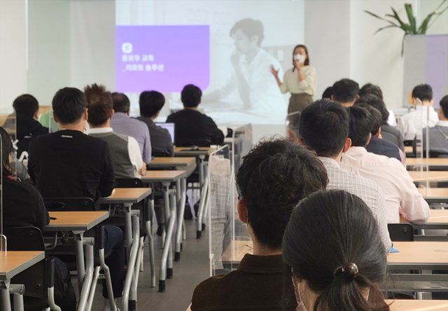 고객경험팀이 직접 현장을 방문해 협업 툴 교육을 진행하고 있다. 제공=마드라스체크