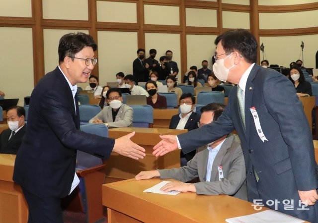 국민의힘 권성동 원내대표(왼쪽)와 서병수 상임전국위원회 의장이 5일 서울 여의도 국회에서 열린 국민의힘 제4차 상임전국위원회에서 인사를 나누고 있다. 김재명기자 base@donga.com