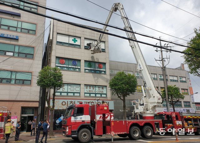 5일 오전 경기 이천시 관고동의 한 병원 건물에서 불이 났다. 소방당국에 따르면 이번 화재로 건물 내 병원의 환자, 간호사 등 5명이 숨진 것으로 파악됐다.  독자 박상일 씨 제공