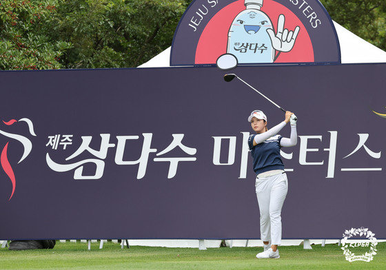 최예림이 5일 제주 엘리시안제주CC에서 열린 ‘제주삼다수 마스터스’ 2라운드 1번 홀에서 티샷을 하고 있다. (KLPGA 제공) 2022.8.5/뉴스1