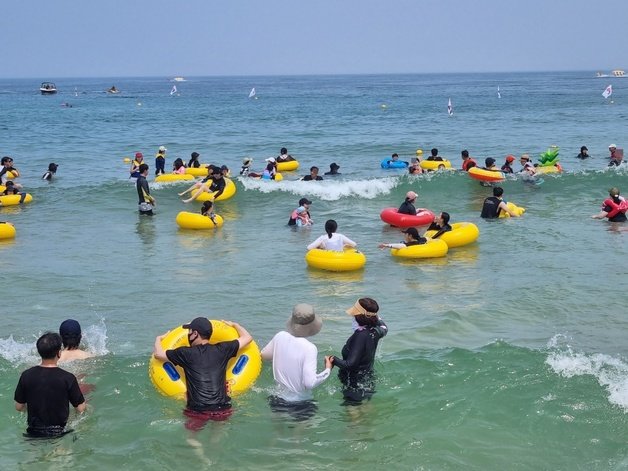 여름 휴가철 성수기인 6일 강원 강릉 경포해수욕장에서 피서객들이 물놀이를 즐기고 있다. 2022.8.6/뉴스1