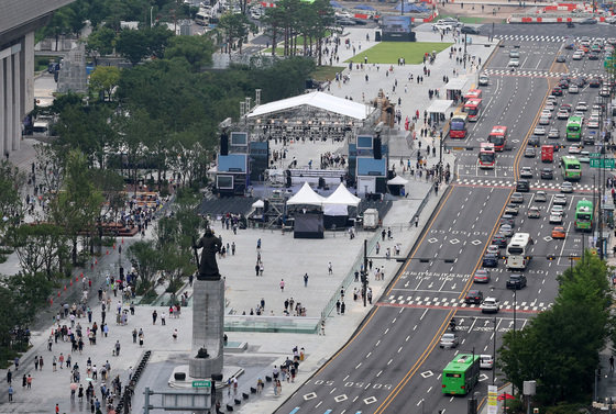서울 광화문광장이 개장한 6일 시민들이 시민들이 광장을 걸으며 주말을 만끽하고 있다. 2022.8.6/뉴스1