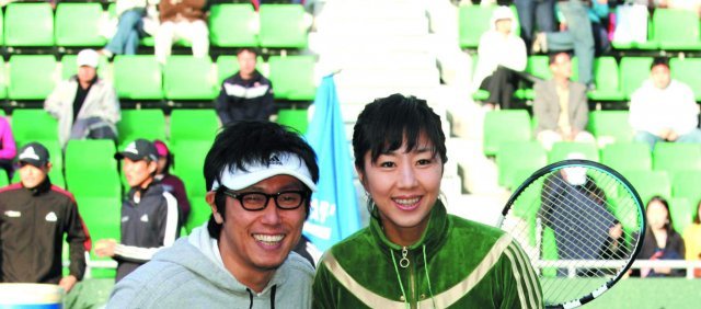 이벤트 테니스 경기에 나선 윤종신(왼쪽) 전미라 부부. 테니스 코리아 제공