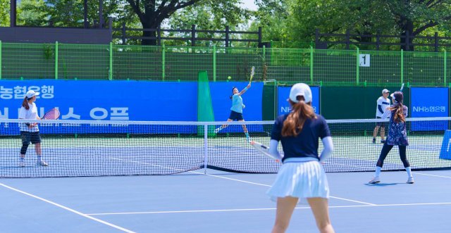 2030세대의 테니스 열풍이 거세게 일고 있다. NH농협은행 아마추어 대회에서 열띤 플레이를 펼치고 있는 참가 선수들. 농협스포츠단 제공