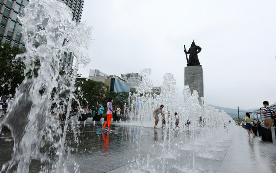 서울 광화문광장이 재개장한 6일 어린이들이 이순신 장군 동상 앞 명량분수대에서 더위를 식히고 있다. 2022.8.6 뉴스1