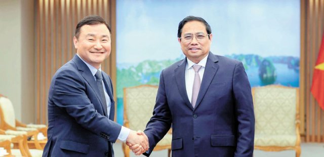 5일 베트남 하노이 정부 청사에서 노태문 삼성전자 사장(왼쪽)이 팜민찐 베트남 총리를 만나 ‘2030 부산세계박람회’ 유치 지지를 당부했다. 베트남 정부 홈페이지