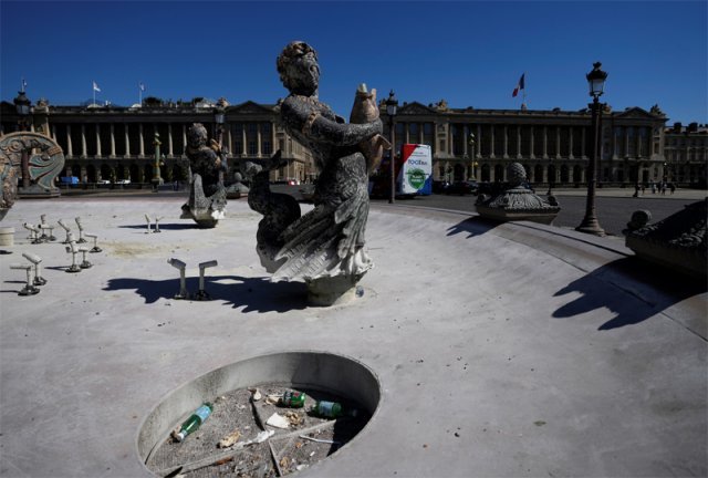 극심한 폭염과 가뭄이 이어지는 프랑스에서 파리 콩코르드 광장 분수대가 물 부족으로 운영이 중단되자 당초 물이 나와야 할 곳에 3일 쓰레기가 가득 쌓여 있다. 파리=AP 뉴시스