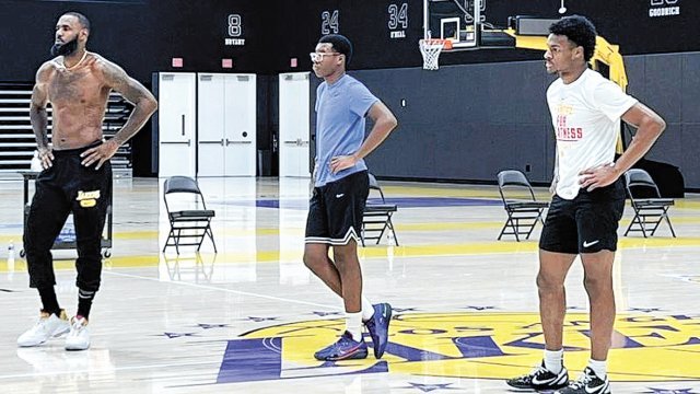 미국프로농구(NBA) 간판스타 ‘킹’ 르브론 제임스(왼쪽)가 5일(현지 시간) 소속 팀 LA 레이커스 연습장에서 둘째 아들 
브라이스, 장남 브로니(오른쪽)와 함께 훈련하는 모습을 자신의 인스타그램에 공개했다. 르브론 제임스 인스타그램