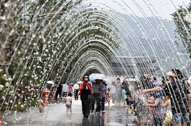 절기상 입추인 7일 오후 서울 광화문광장을 찾은 시민들이 여유롭게 8월의 첫 주말을 보내고 있다. 양회성 기자 yohan@donga.com