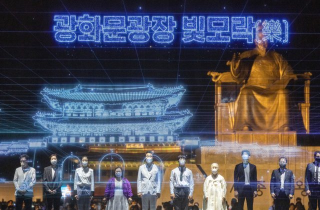 오세훈 서울시장(왼쪽에서 다섯 번째)과 시민대표들이 6일 오후 서울 종로구 광화문광장에서 열린 광장 개장기념 행사인 ‘빛모락(樂)‘ 공식 개장을 알리는 퍼포먼스를 하고 있다. 2022.8.6 사진공동취재단