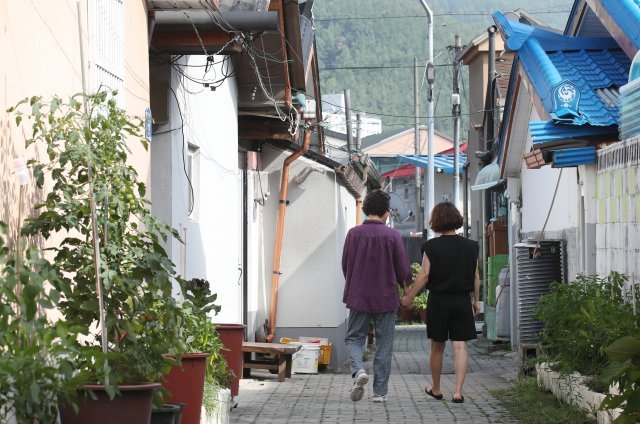 7월 25일 강원 태백시에서 시어머니와 골목길을 걷고 있는 박현숙(오른쪽).