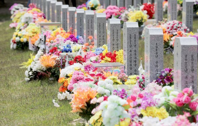 현충원 묘역 순직 소방관들의 묘비 앞에 놓인 색색의 꽃들.