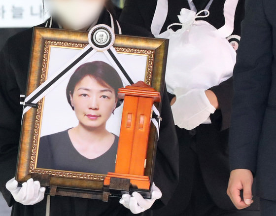 지난 5일 경기 이천시 관고동 학산빌딩 화재 사고 당시 거동이 불편한 환자들의 대피를 돕다 숨진 고(故) 현은경(50) 간호사의 발인날인 7일 오후 강원 원주시 하늘나래원 화장장에서 유가족들이 영정사진을 들고 나오고 있다. 2022.8.7/뉴스1