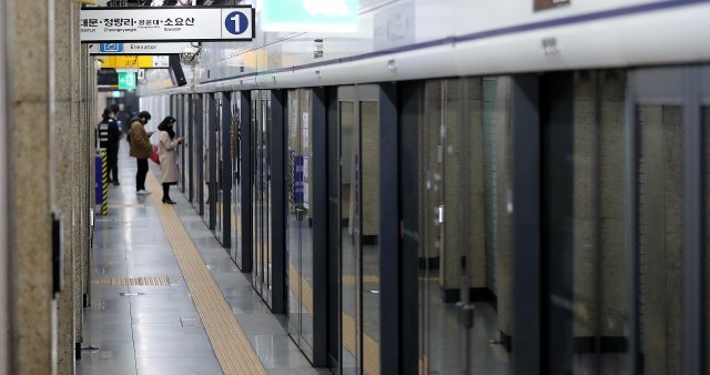 기사와 직접적 관련 없는 참고사진. 서울 1호선 종각역에서 시민들이 열차를 기다리고 있다. 뉴스1