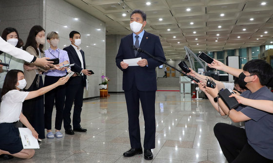 박진 외교부 장관이 8일 오후 중국 방문에 앞서 기자들의 질문에 답하고 있다. 2022.8.8/뉴스1