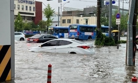 호우경보가 발효된 8일 오후 인천시 부평구 부평경찰서 인근 도로가 폭우에 잠겨있다. (독자제공) 2022.8.8/뉴스1