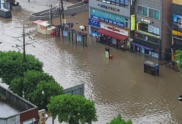8일 오후 인천 미추홀구 제물포역 인근 도로가 폭우에 잠겨있다. 뉴스1/독자제공