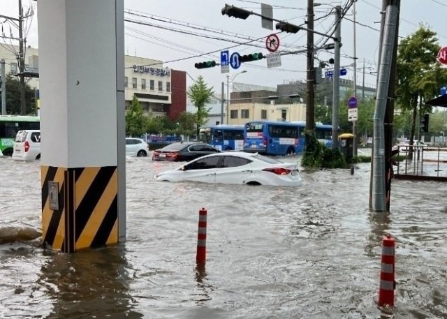 호우경보가 발효된 8일 오후 인천시 부평구 부평경찰서 인근 도로가 폭우에 잠겨있다. 트위터 갈무리