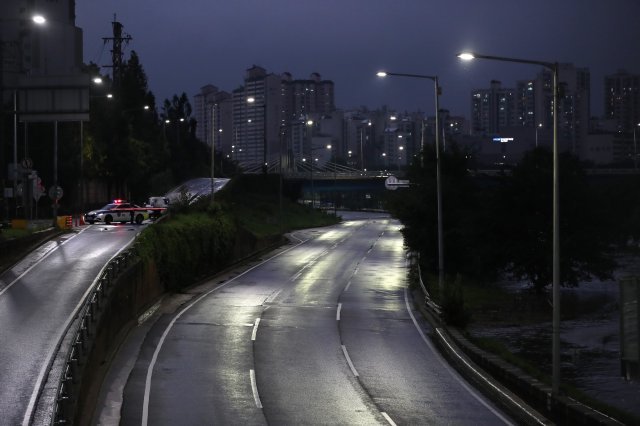 중부지방 집중호우로 동부간선도로가 전면 통제된 8일 서울 중랑교에서 바라본 동부간선도로가 통제되고 있다. 뉴스1