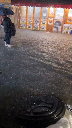 8일 오후 8시경 서울 강남구 신논현역 인근 거리와 음식점이 폭우로 인해 물에 잠겨 있다. 1m 높이까지 물이 차오른 곳도 있었다. 독자제공