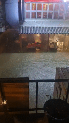 8일 오후 8시경 서울 강남구 신논현역 인근 거리와 음식점이 폭우로 인해 물에 잠겨 있다. 1m 높이까지 물이 차오른 곳도 있었다. 독자제공