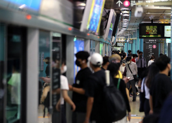 시민들이 지하철 탑승을 기다리고 있다 ⓒ News1