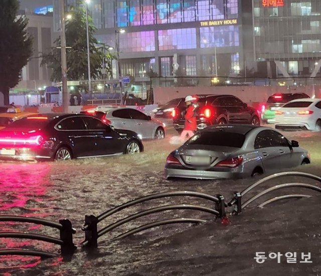 8일 서울에 내린 폭우로 강남구 지하철 2호선 삼성역 주변이 침수되면서 인도와 차도가 거대한 물바다로 변했다. 곽도영 기사 now@donga.com