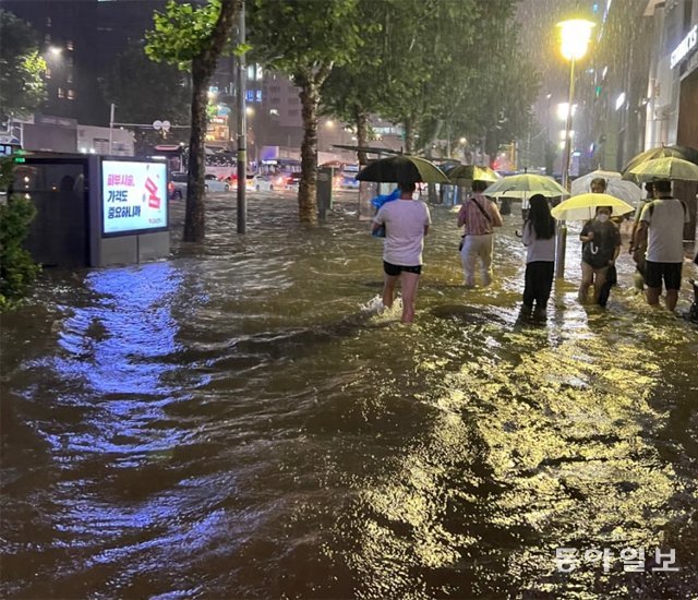 8일 서울에 내린 폭우로 강남구 지하철 2호선 삼성역 주변이 침수되면서 인도와 차도가 거대한 물바다로 변했다. 곽도영 기자 now@donga.com