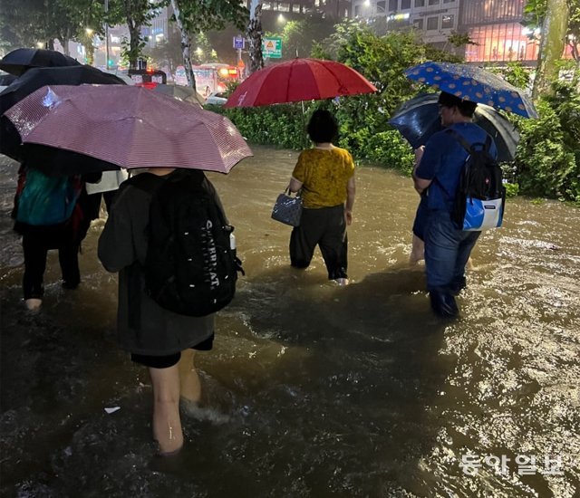 8일 서울에 내린 폭우로 강남구 지하철 2호선 삼성역 주변이 침수되면서 인도와 차도가 거대한 물바다로 변했다. 독자 제공