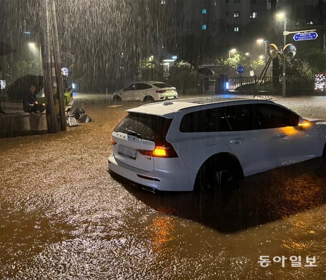 8일 서울에 내린 폭우로 강남구 지하철 2호선 삼성역 주변이 침수되면서 인도와 차도가 거대한 물바다로 변했다. 독자 제공