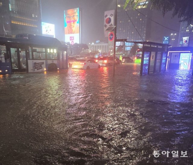 8일 서울에 내린 폭우로 강남구 지하철 2호선 삼성역 주변이 침수되면서 인도와 차도가 거대한 물바다로 변했다. 곽도영 기자 now@donga.com