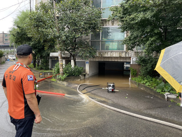 8일 경기북부에 내린 집중호우로 양주시의 한 빌라 지하주차장이 물에 잠기자 소방당국이 배수작업을 벌이고 있다. (경기북부소방재난본부 제공) ⓒ 뉴스1