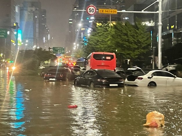 8일 서울 서초구 진흥아파트 인근 도로가 침수돼 차량이 물에 잠겨 있다. 2022.8.8/뉴스1 ⓒ News1