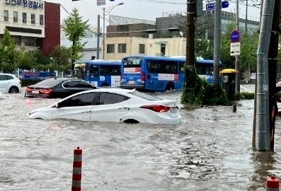 호우경보가 발효된 8일 오후 인천시 부평구 부평경찰서 인근 도로가 폭우에 잠겨있다.  2022.8.8 독자제공