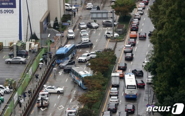 서울을 비롯한 중부지역에 기록적인 폭우가 내린 9일 오전 서울 서초구 서초동 진흥아파트 앞 서초대로에 전날 쏟아진 폭우에 침수, 고립된 차량들이 뒤엉켜 있다.뉴스1.