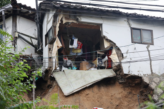 8일 수도권과 중부지방을 중심으로 폭우가 내려 서울 종로구 사직동의 한 주택가의 축대가 무너졌다. 이 사고로 인근 주민 5명이 대피했다. 사진은 9일 축대가 무너진 주택의 모습. 2022.8.9/뉴스1