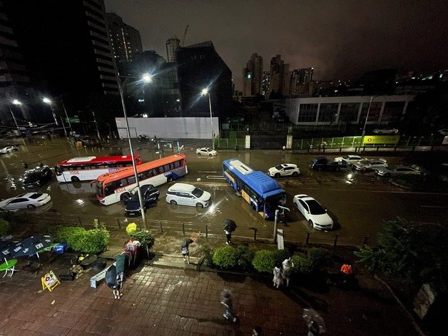 8일 서울 서초구 진흥아파트 인근 도로가 침수돼 차량이 물에 잠겨 있다.  ⓒ News1