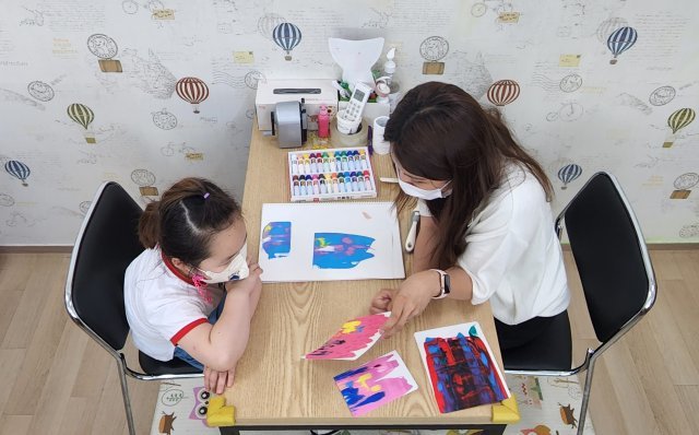 박현숙의 딸 소윤(왼쪽)이 6월 21일 강원 원주의 한 상담센터에서 그림을 활용한 심리 치료를 받고 있다.