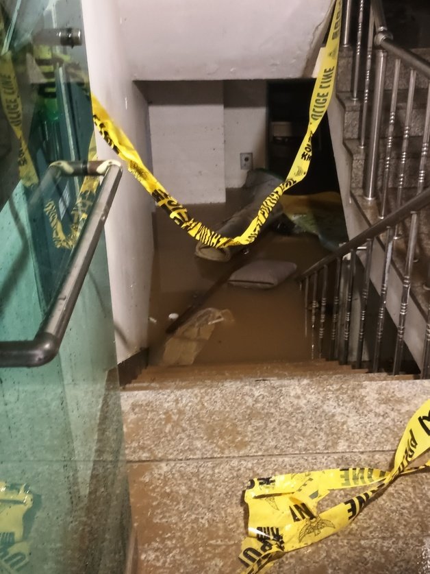 8일 오후 9시쯤 서울 관악구 신림동 한 주택가 반지하에 폭우로 침수된 일가족 3명이 사망했다. 사진은 사고 현장. ⓒ 뉴스1