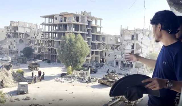 지난달 17일 시리아 남부 하자르 알아스와드에서 영화 고향작전(家園行動) 감독 쑹인시가 뼈대만 남은 건물들을 내려다보며 말하고 있다. 사진 출처 쑹인시 인스타그램