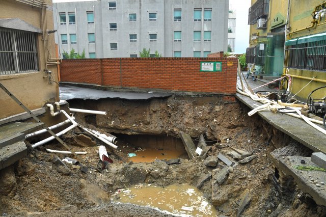9일 서울 양천구 신월7동의 한 주택가에 전날 내린 폭우로 도로 침하가 발생해 위태로운 모습을 보이고 있다. 서울시 제공