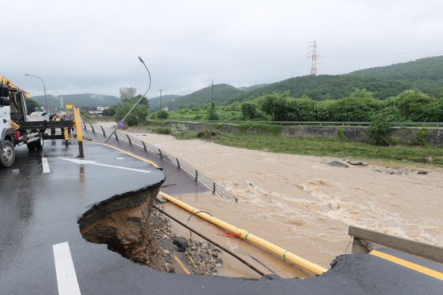 9일 용인시 동천동 동막천이 범람하면서 도로가 침하되고 도로변에 조성된 데크 길이 무너져 내려 통행에 불편을 주고 있다. 뉴스1/독자 제공