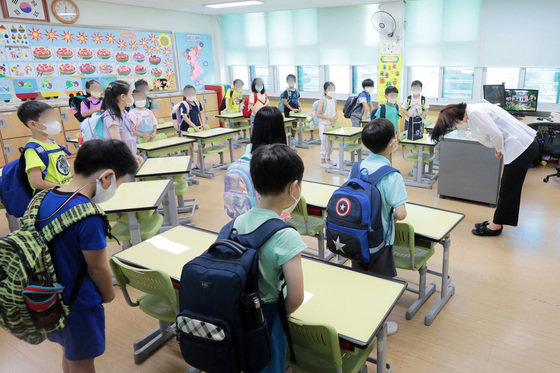 일선 초등학교들이 여름 방학을 맞은 15일 서울 중구 청구초등학교에서 방학식을 마친 학생들이 선생님과 인사를 나누고 있다.  (사진은 기사 내용과 무관함) / 뉴스1